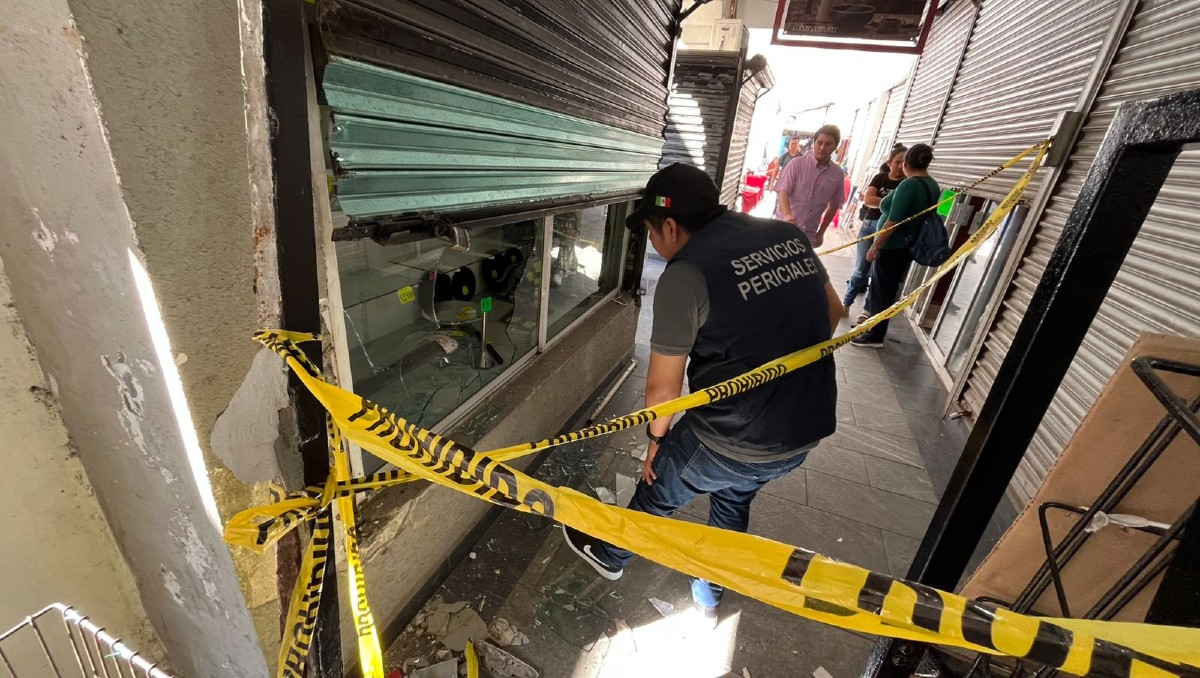 El aparador de otro negocio fue destruido, llevándose la mercancía que allí se encontraba. (Yazmín Sánchez)