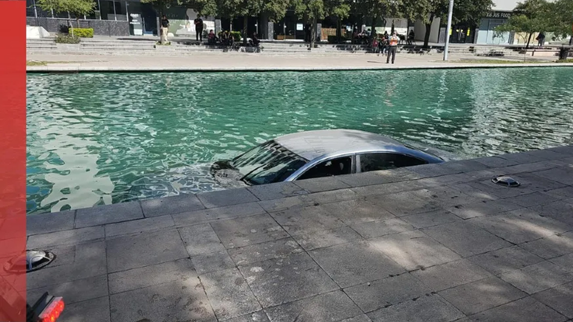 Automóvil cae dentro del canal de Paseo Santa Lucía en Monterrey; conductor logra salir