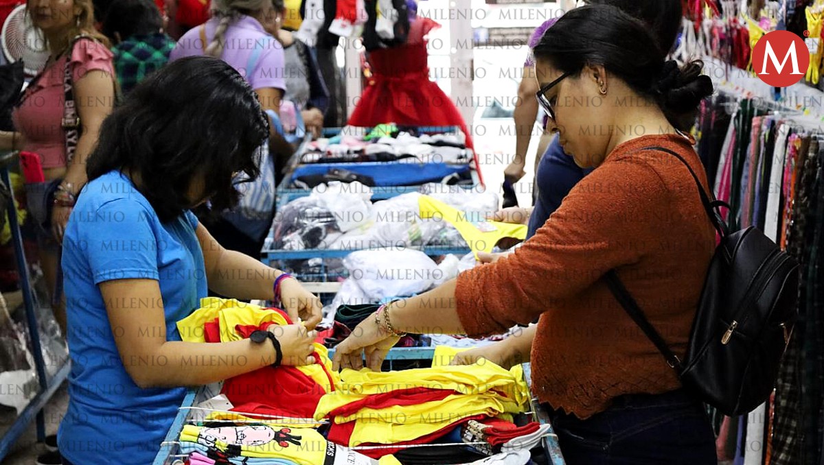 En busca de ropa interior amarilla o roja para atraer dinero o amor. (Alicia Pacheco)