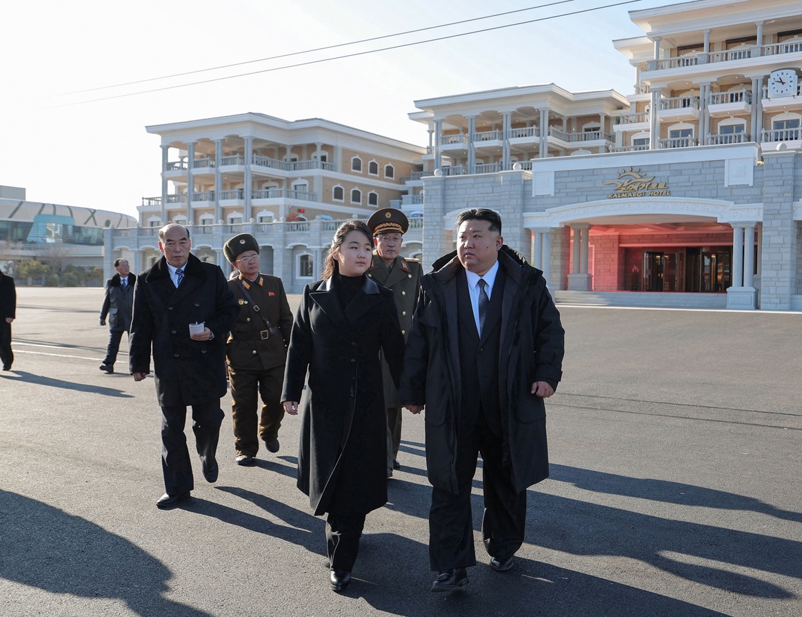 El líder norcoreano, Kim Jong Un, supervisó el lanzamiento de los planes. (Foto: AFP)