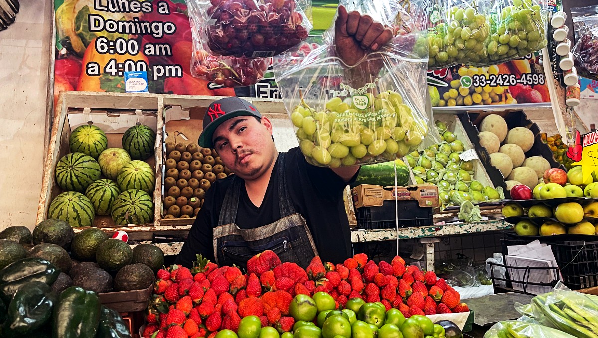 Mercados de Guadalajara con precios elevados en frutas y verduras; ¿cuánto cuesta la uva hoy 31 de diciembre? (Karla Victoria Rodríguez)