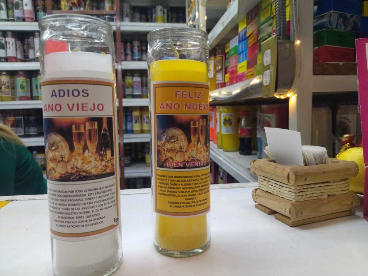 Pachuqueños acuden a comprar veladoras para iniciar 2025. (Alejandro Reyes)
