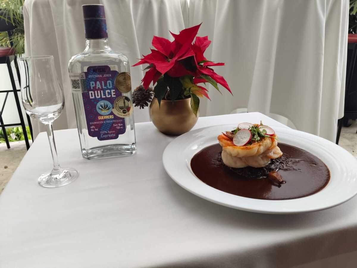 Romeritos con camarones y mole negro de Oaxaca para la cauta de mezcal Palo Dulce / Adriana Jiménez
