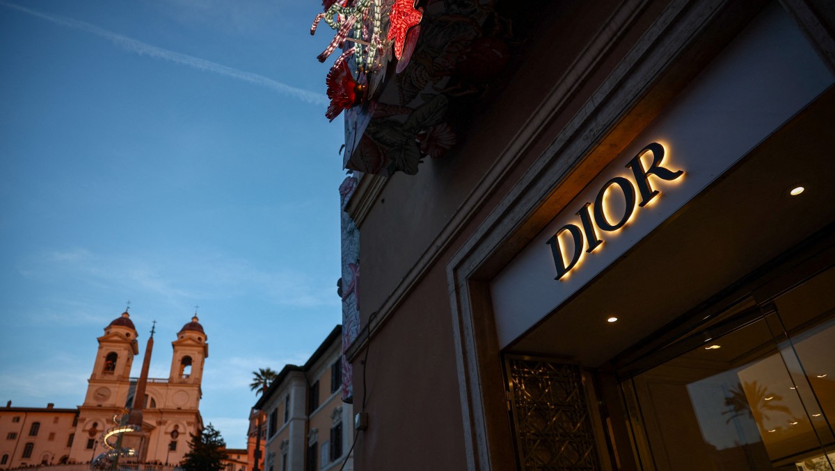 Cartel de Dior en tienda con Iglesia de Santissima Trinita dei Monti y la escalinata española en el fondo, en Roma, Italia. Foto: Reuters