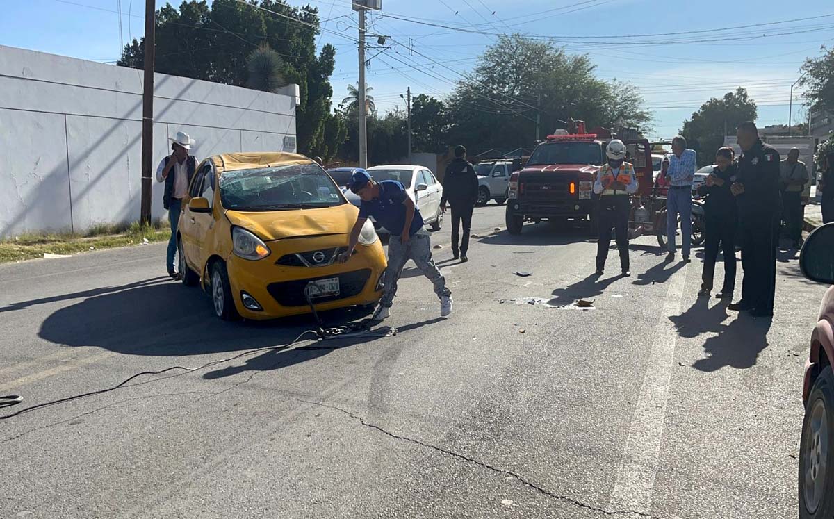 En determinado momento el taxista perdió el control y chocó un auto estacionado. l Especial