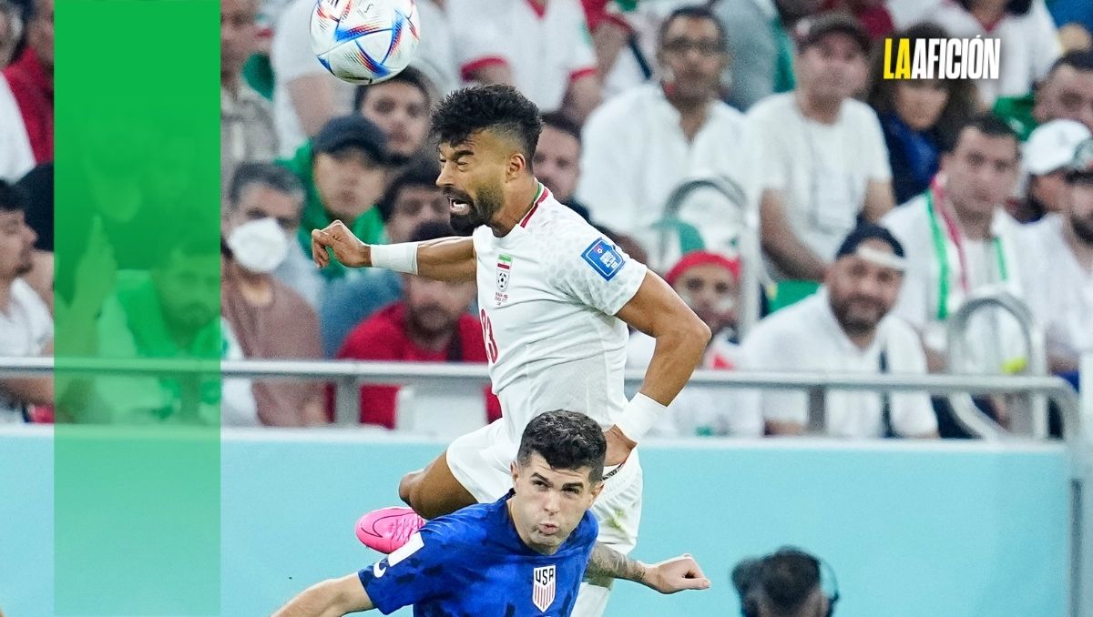 Un futbolista iraní es sancionado con una multa por abrazar a una aficionada (Imago7)