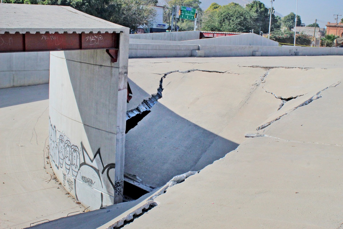 Cae estructura con loza de la terminal del metrobus sin terminar (Roberto Amaya)