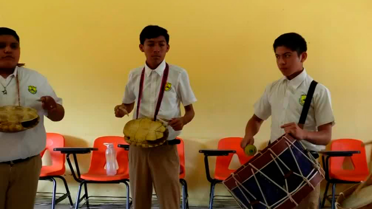 Estudiantes conservan la tradición zapoteca elaborando flautas de carrizo en Juchitán, Oaxaca