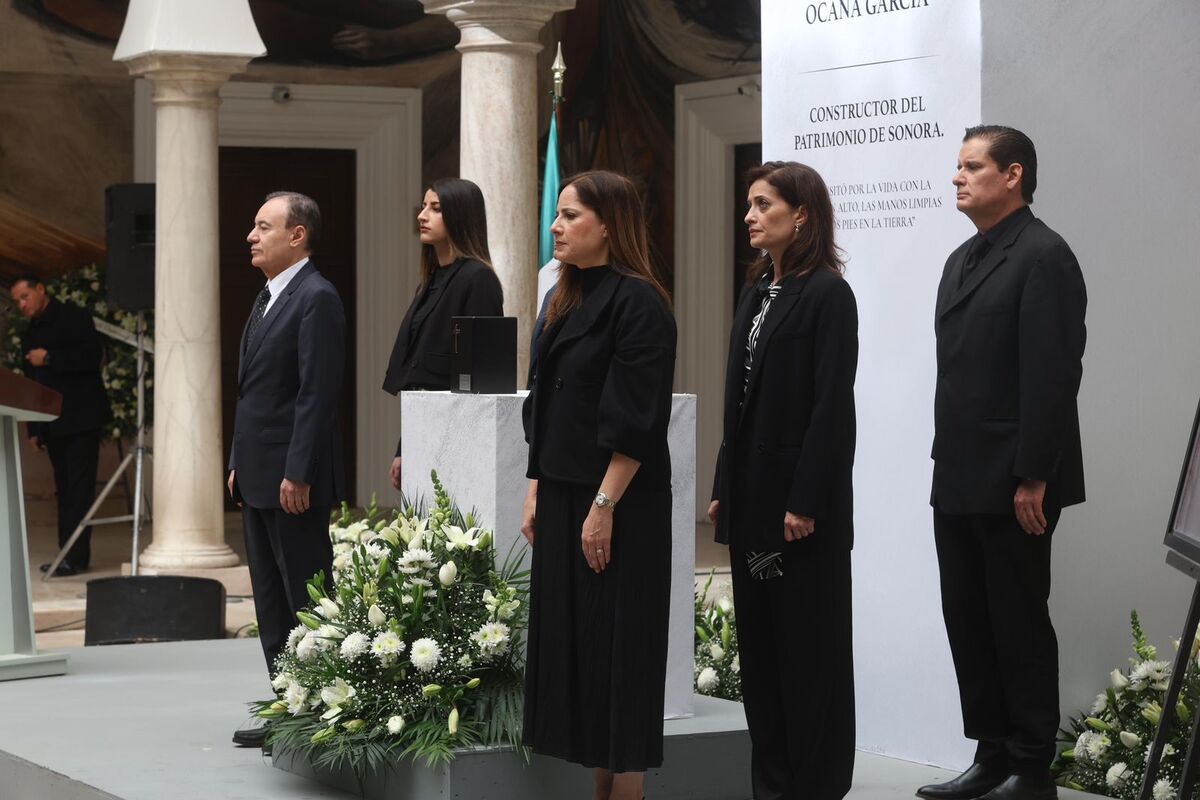 Guardia de Honor encabezada por el gobernador y familiares de Samuel Ocaña | Foto: Especial