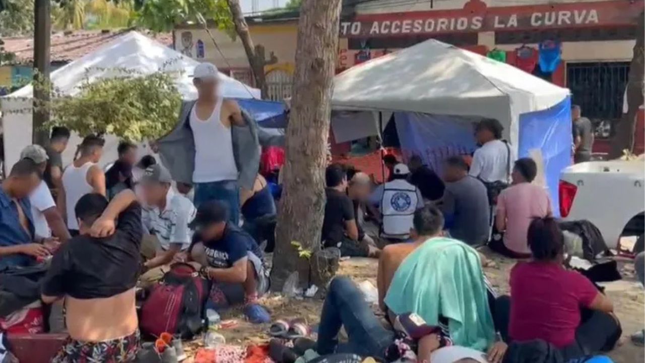 Caravana migrante descansa en Huixtla, Chiapas; han caminado más de 41 kilómetros