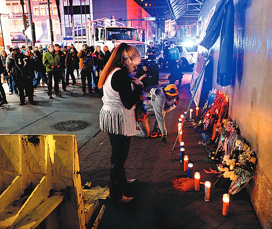 En la ciudad de Luisiana cientos de personas realizan tributo a los fallecidos. Reuters