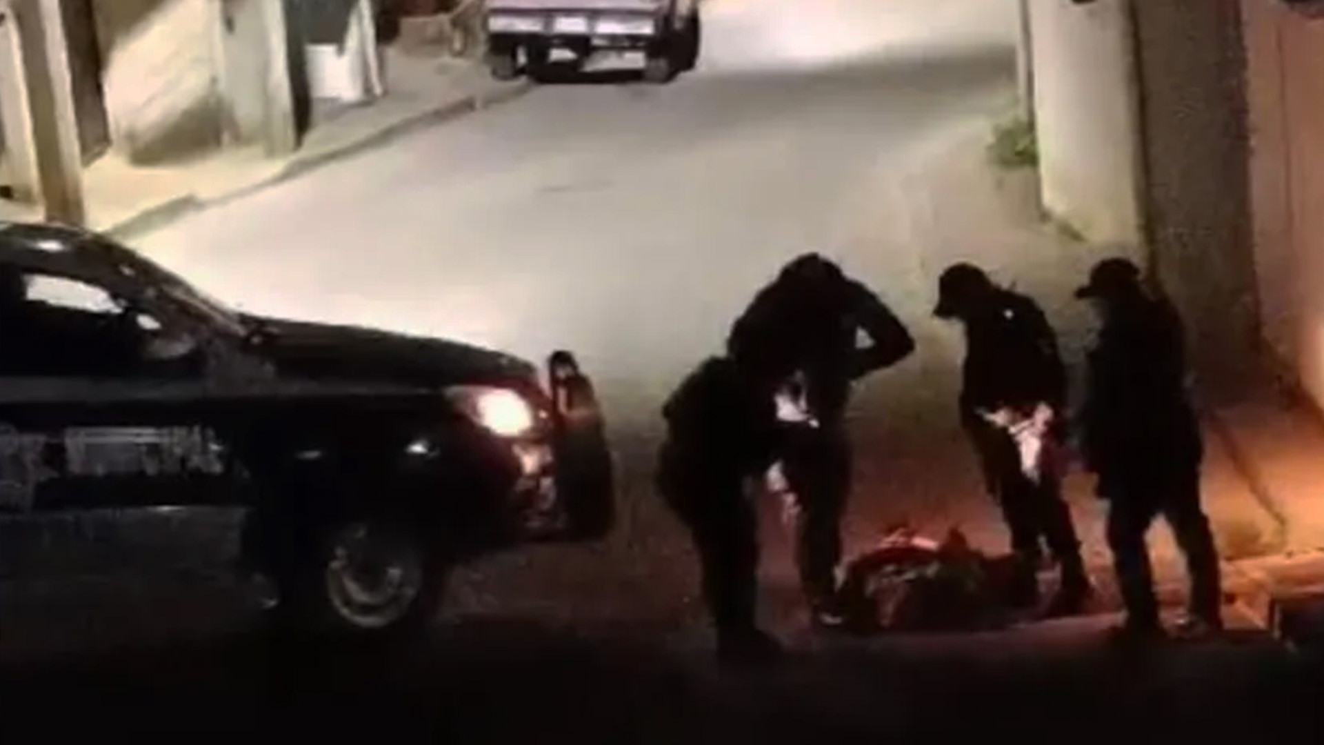 Graban a policías de Tlaltetela golpeando a un hombre en Veracruz