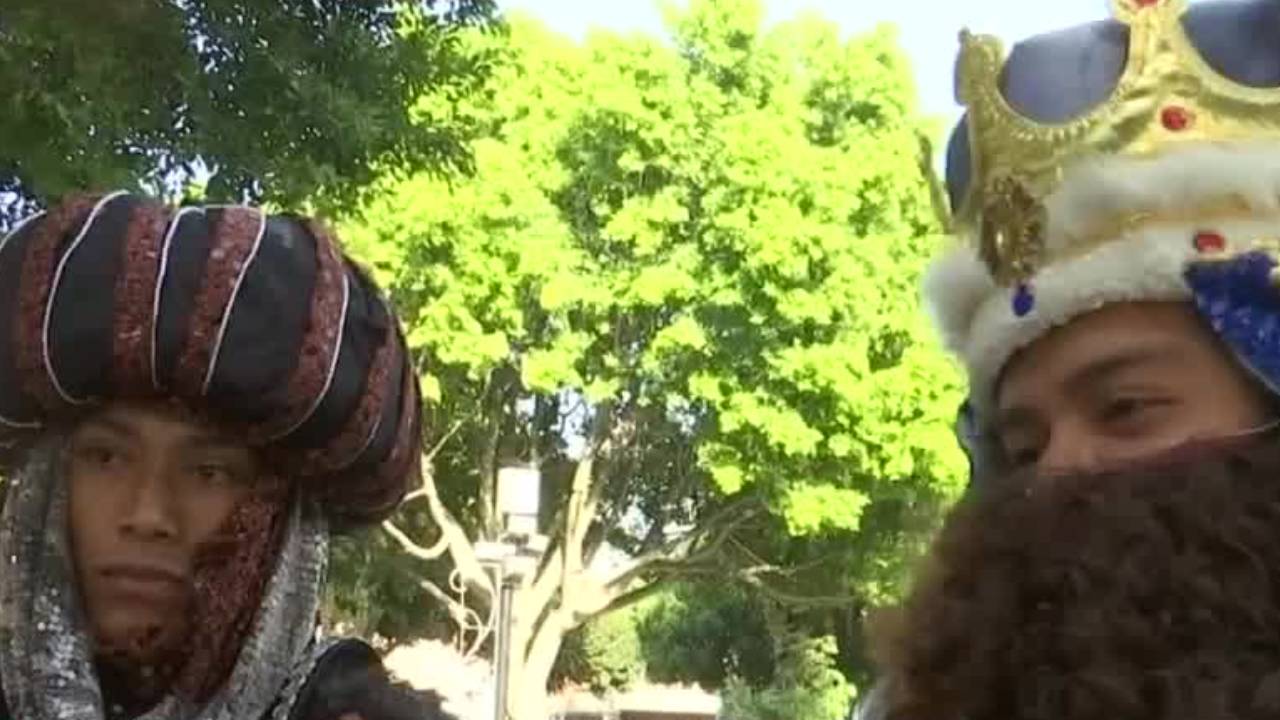 Tres jóvenes se caracterizan de los Reyes Magos para recolectar fácilmente las cartas de los niños