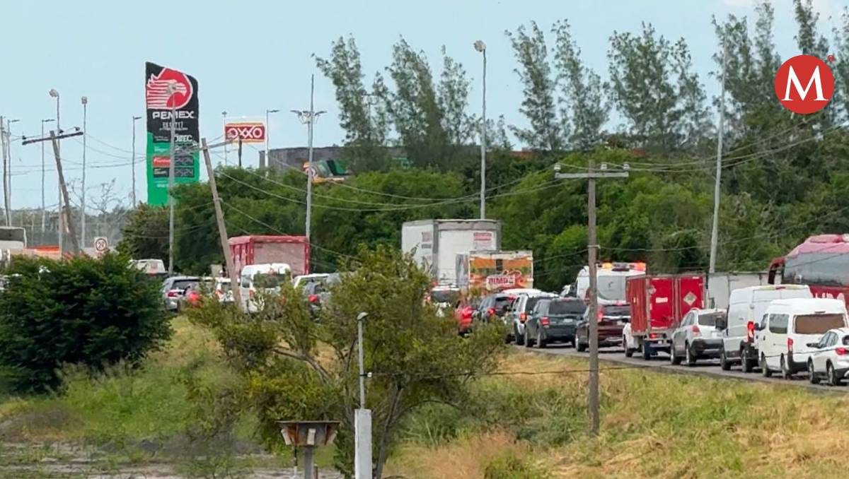 Largas filas en la carretera Tampico-Mante por salida de vacacionistas. (Mario Juárez)