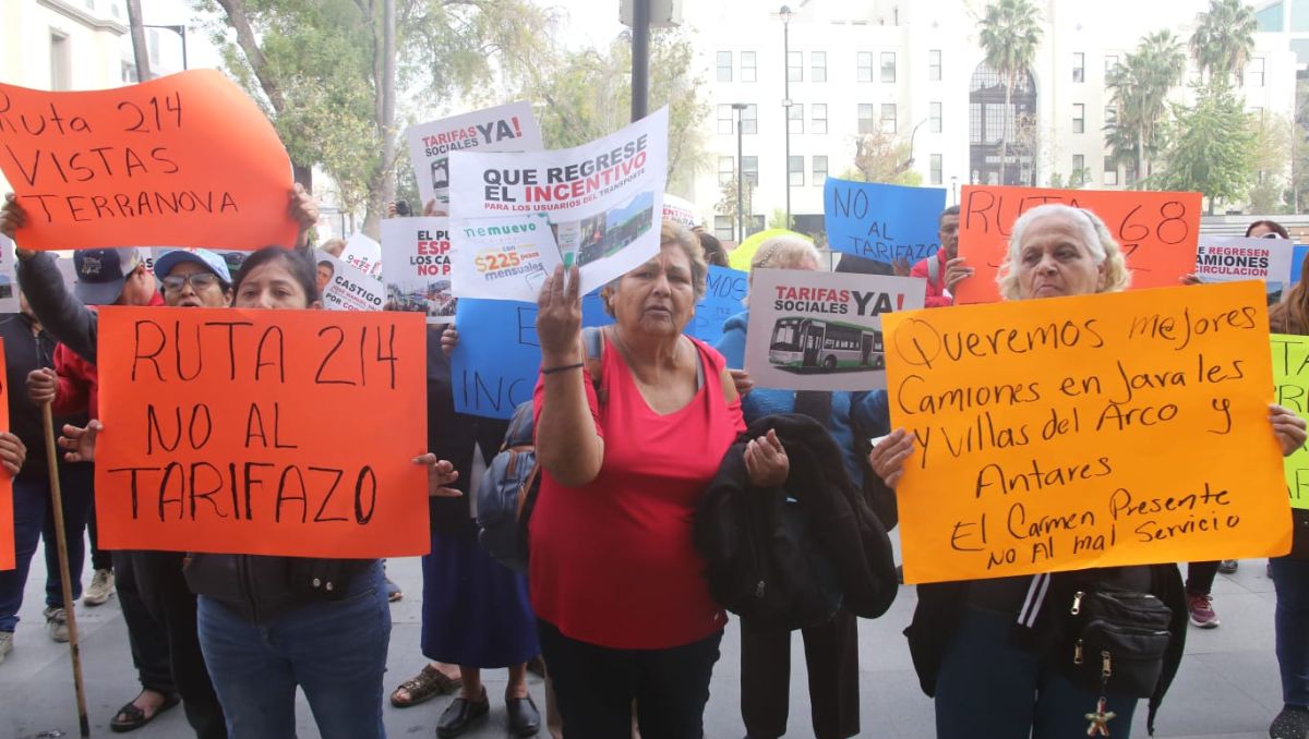 Protestan usuarios del transporte público por probable alza en tarifas. Leonel Rocha