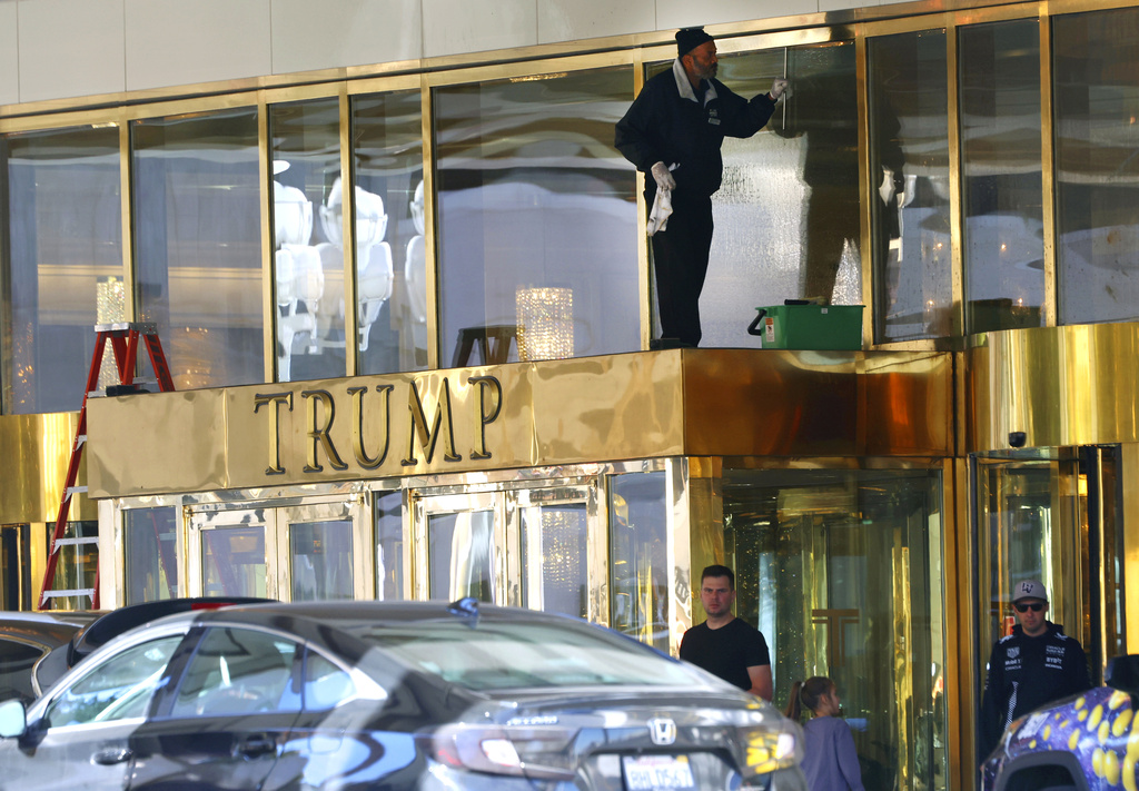 Un trabajador limpia las ventanas del Hotel Internacional Trump, donde explotó el vehículo | Agencia AFP