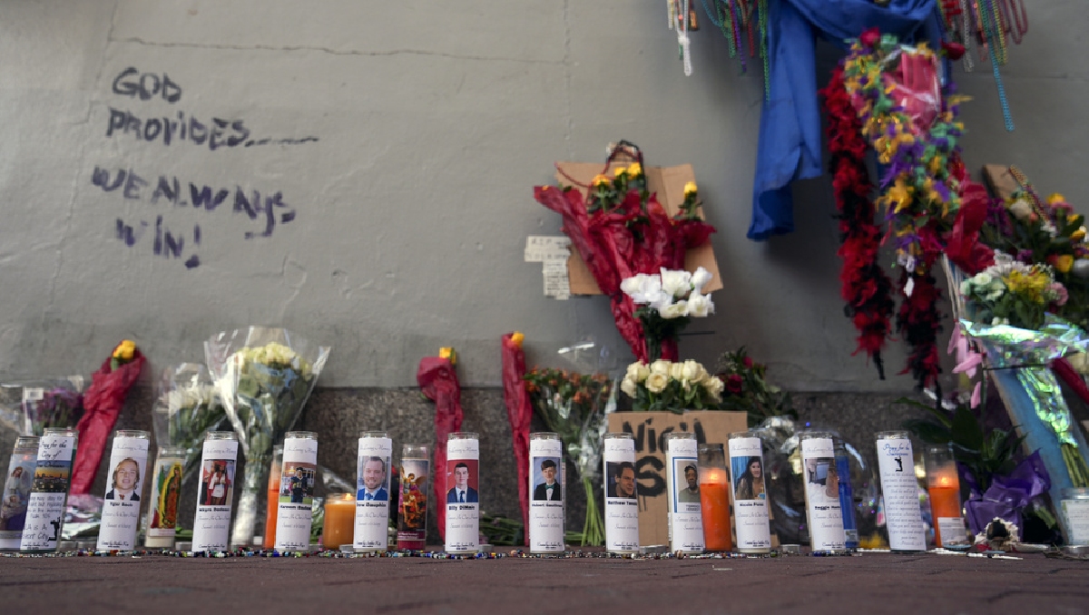 En Bourbon Street, turistas se se detenían para rendir homenaje a las víctimas. | AP