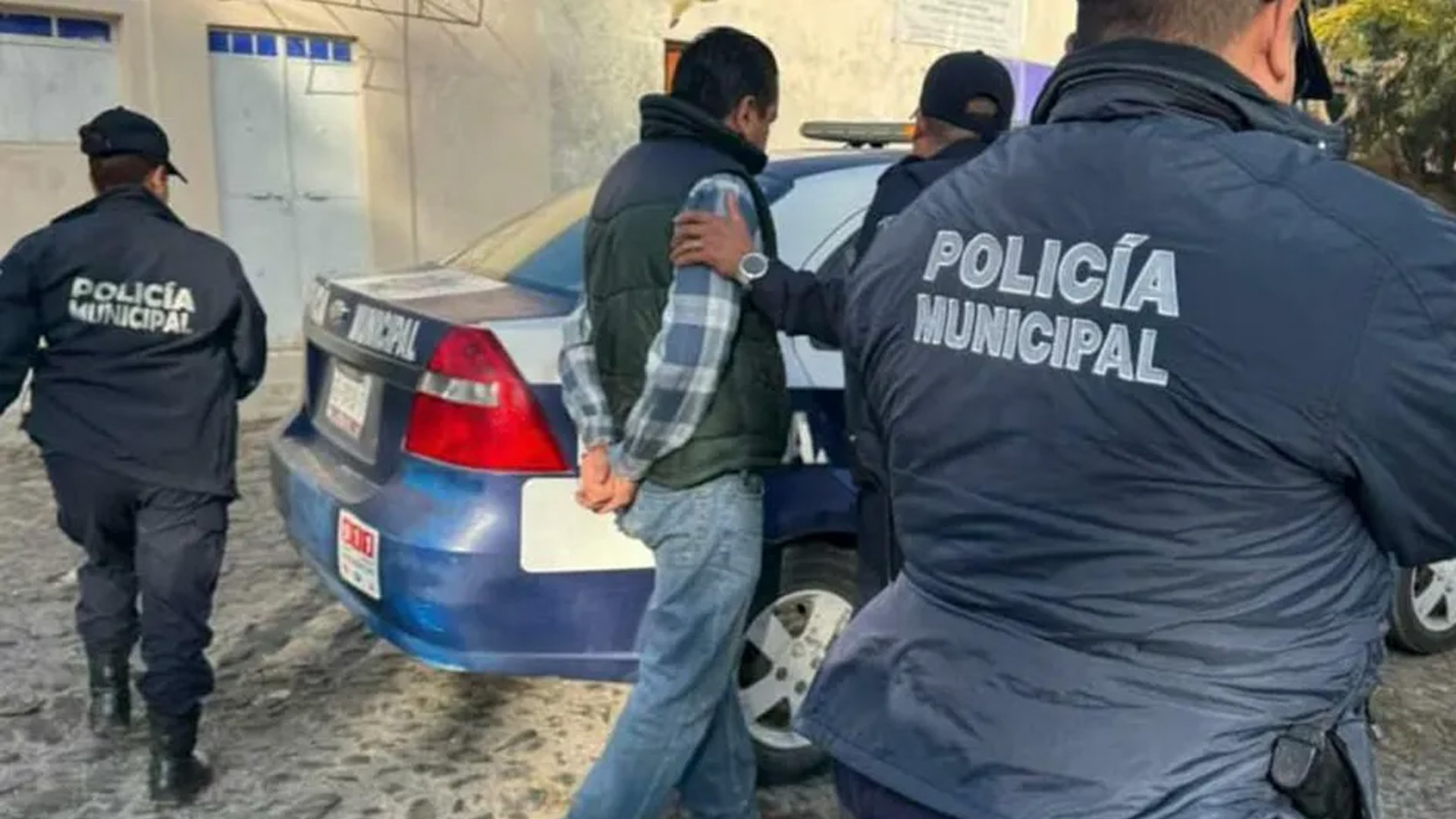 Detienen a funcionario de Huichapan; golpeaba a su esposa en la vía pública