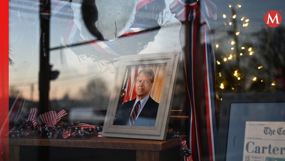 Retrato del ex presidente estadounidense Jimmy Carter en el escaparate de una tienda en de su ciudad natal de Plains, Georgia. | AFP