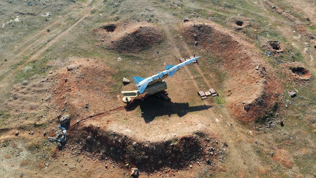 Una vista aérea muestra un misil antiaéreo en una posición del ejército sirio cerca de la ciudad de al-Safira | Agencia AFP