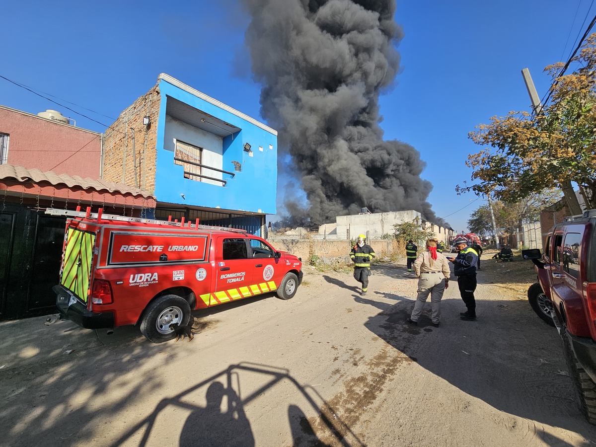 El incendio ocurrió en una fábrica en Tonalá. (Juan Carlos Munguía)