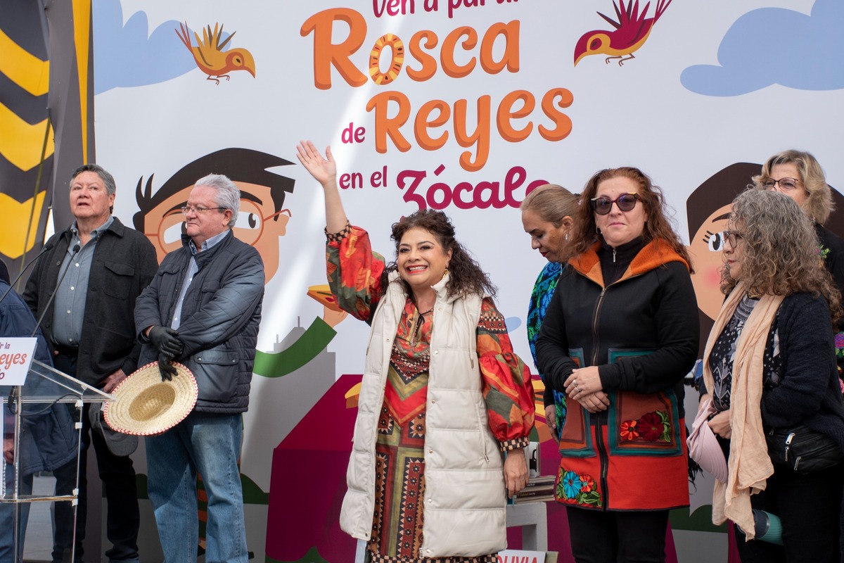 La jefa de gobierno, Clara Brugada, en el Zócalo de la Ciudad de México partiendo la rosca de Reyes. | Especial