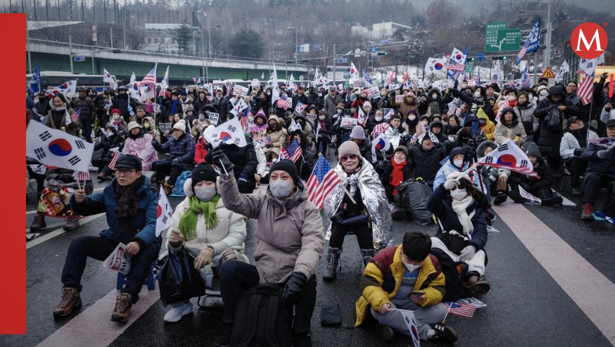 Manifestantes surcoreanos opositores y a favor del presidente Yoon Suk Yeol | AFP