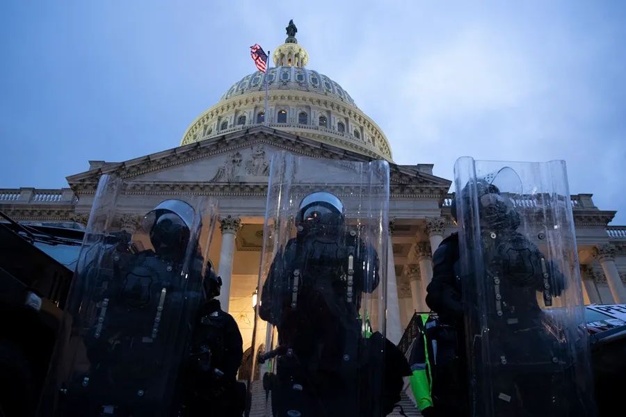 Policía refuerza la seguridad en el Capitolio de estados unidos | Foto: EFE