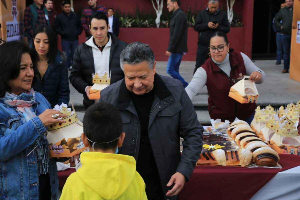 Familias de Pachuca disfrutan la tradicional partida de Rosca de Reyes en la Plaza Juárez | Maribel Calderón
