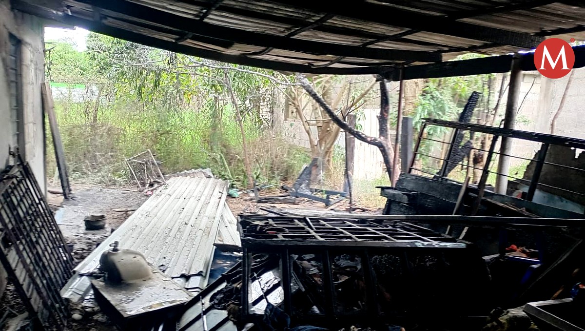 El fuego presuntamente se originó por un flamazo en una fogata utilizada para calentar alimentos.