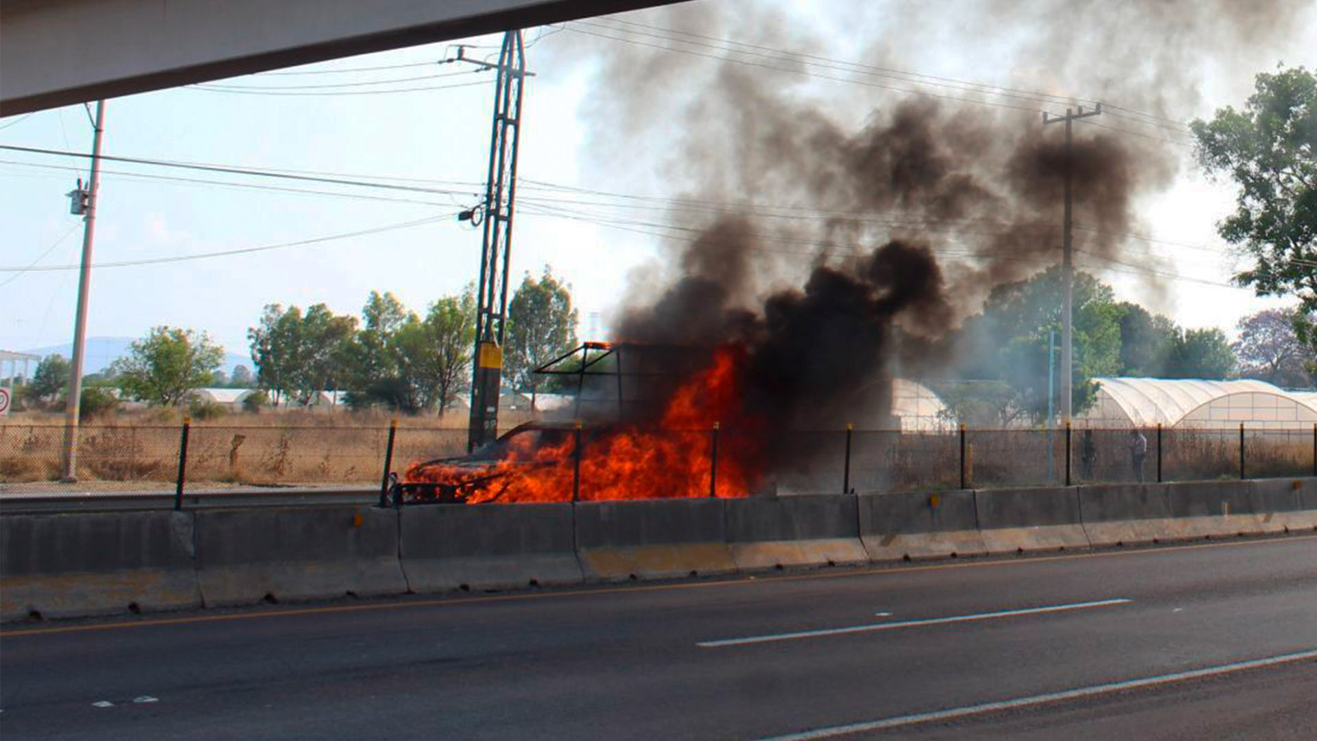 Hombre se prende fuego dentro de su auto en Chihuahua