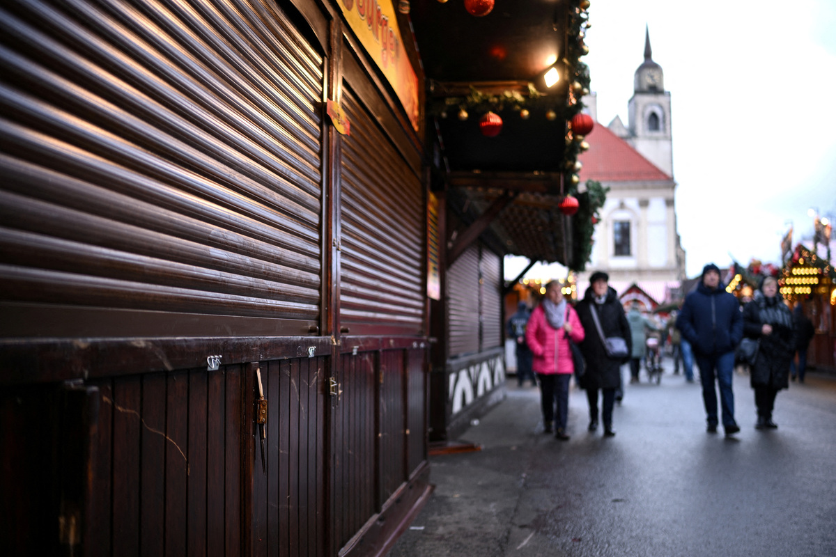 Un puesto cerrado con signos de daños se encuentra en el mercado de Navidad 'Alter Markt'. | Reuters