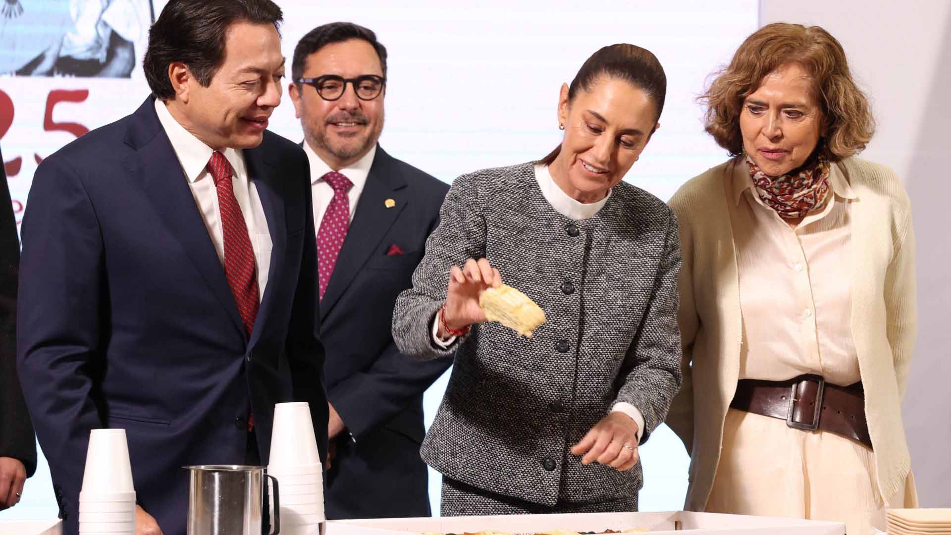 Así se vivió el momento exacto en que Sheinbaum parte Rosca de Reyes en Palacio Nacional