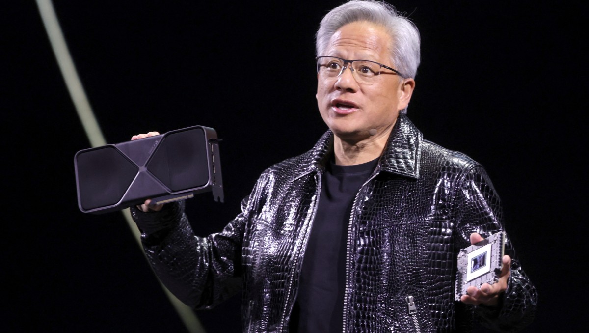 Jensen Huang sostiene nueva tarjeta gráfica Nvidia GeForce RTX 5090 en Las Vegas, Nevada, EU. Enero de 2025. Foto: Reuters