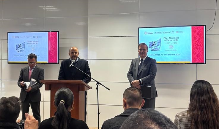 Pablo Lemus, Ricardo Villanueva y Marcelo Ebrard en el foto de consulta Economía y Trabajo. (Josefina Ruíz)
