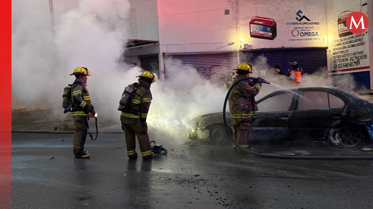 Carro se incendia en avenida Ruiz Cortines. Foto: Especial