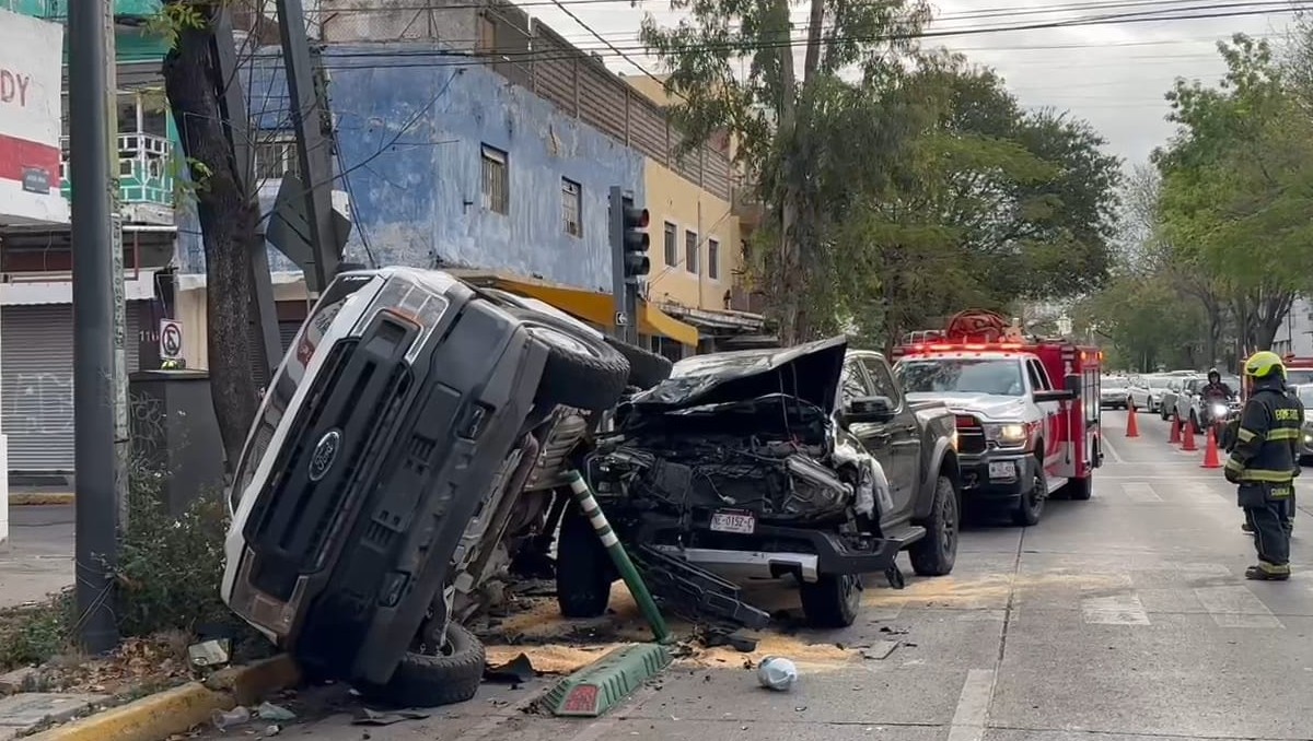 Choque aparatoso afectó la circulación en avenida Javier Mina de Guadalajara hoy 8 de enero (Juan Carlos Munguía)