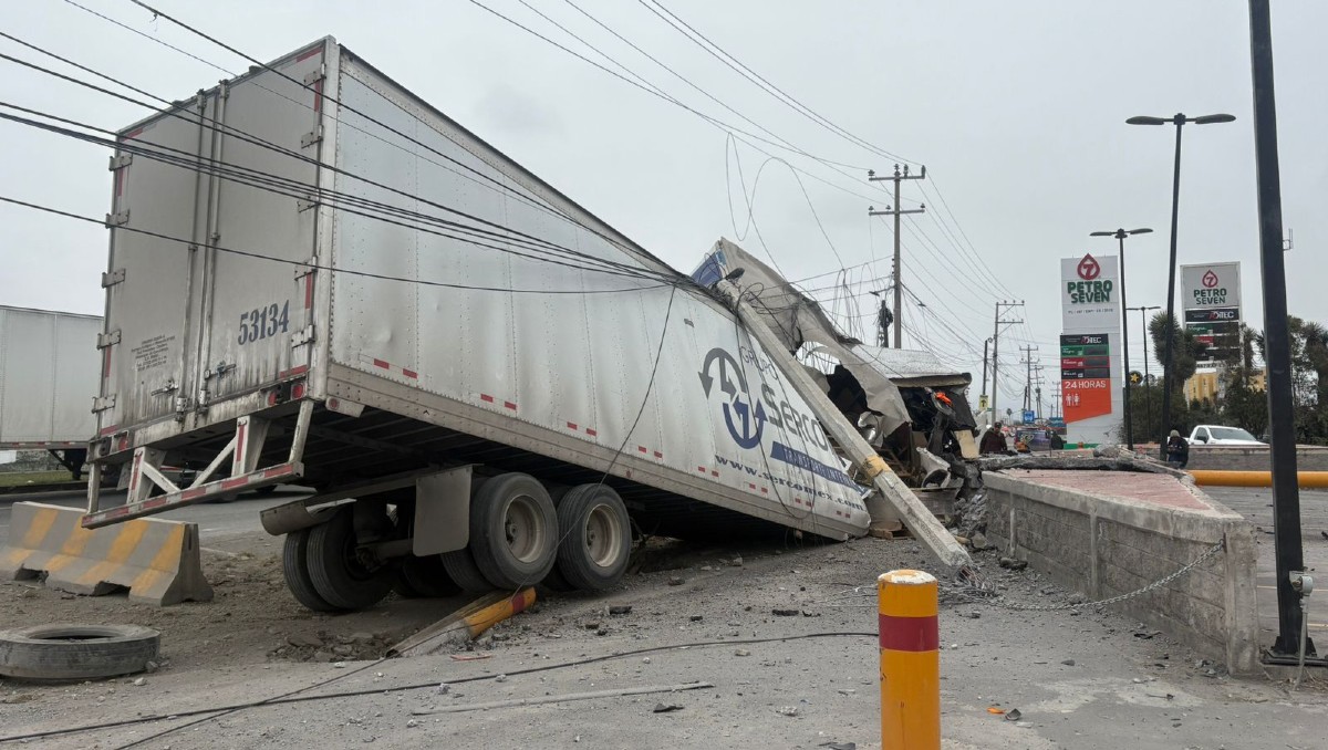 El conductor del tráiler fue trasladado a un hospital en Ciénega de Flores. Foto: Pedro Delgado