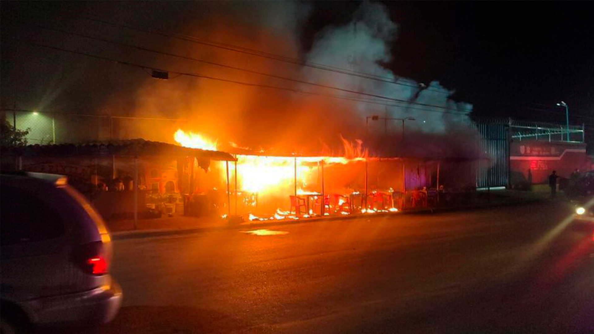 Incendio en taquería de Ecatepec deja un herido y tres afectados