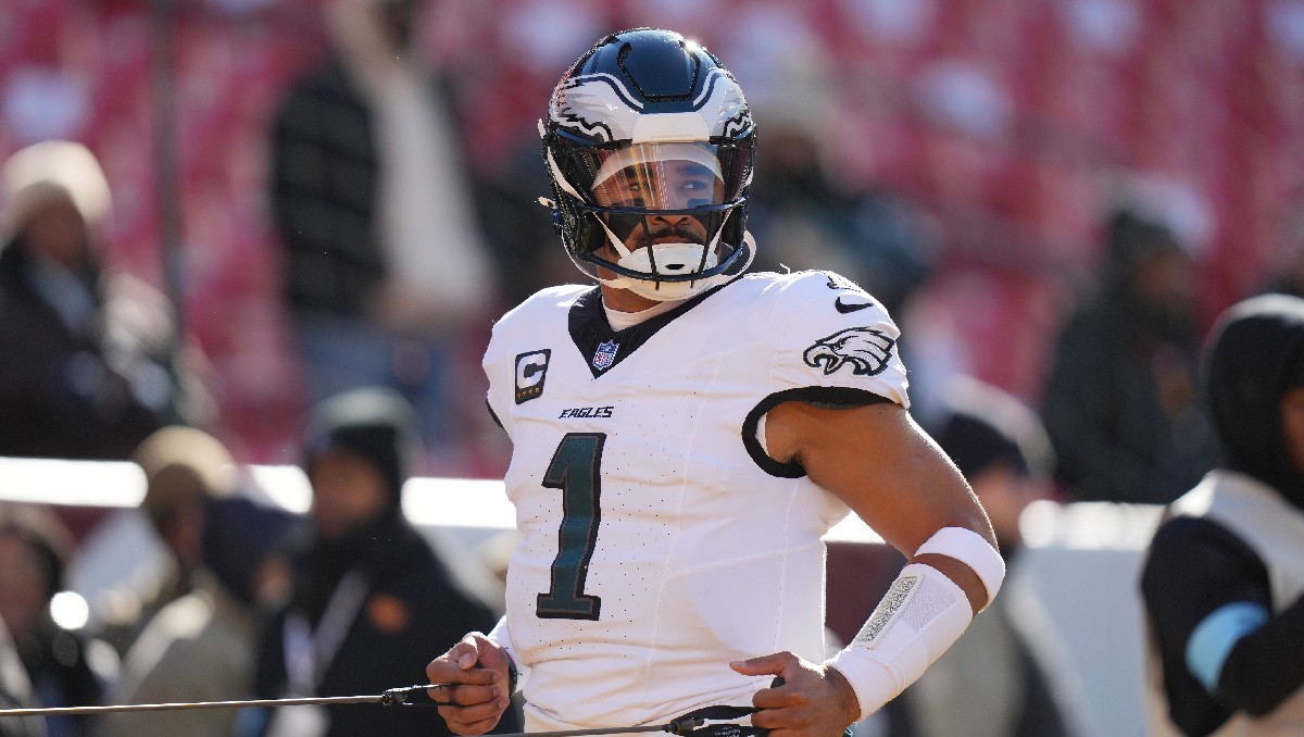Jalen Hurts regresa a entrenar con Eagles tras conmoción cerebral (AP)