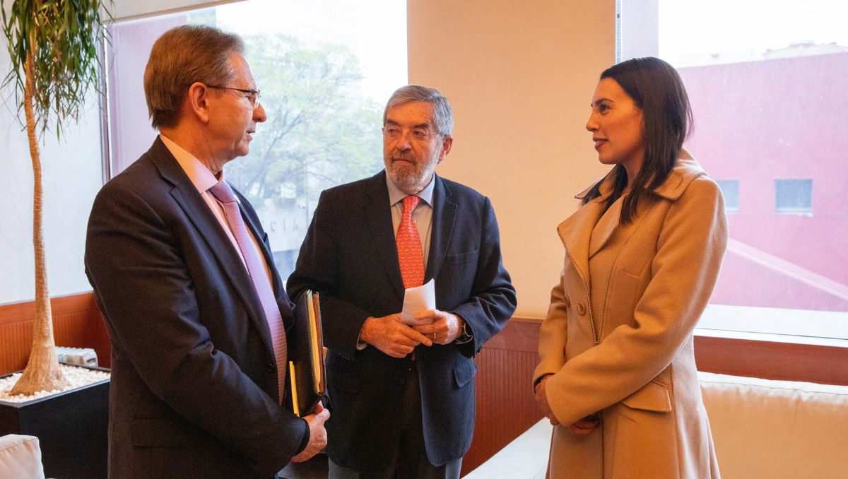 Josefina Rodríguez Zamora, Juan Ramón de la Fuente y Óscar David Lozano Águila en el panel "Diplomacia y Turismo" Foto: Especial