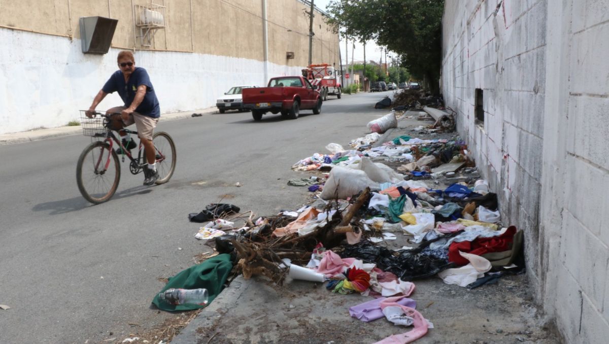 La ley considera conducta violatoria el depositar, arrojar, abandonar, derramar o quemar residuos en diversas vías. Leonel Rocha