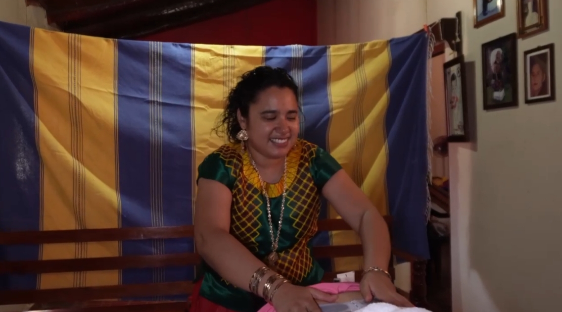 María del Carmen, mujer invidente originaria de Oaxaca, realizando sus actividades diarias.