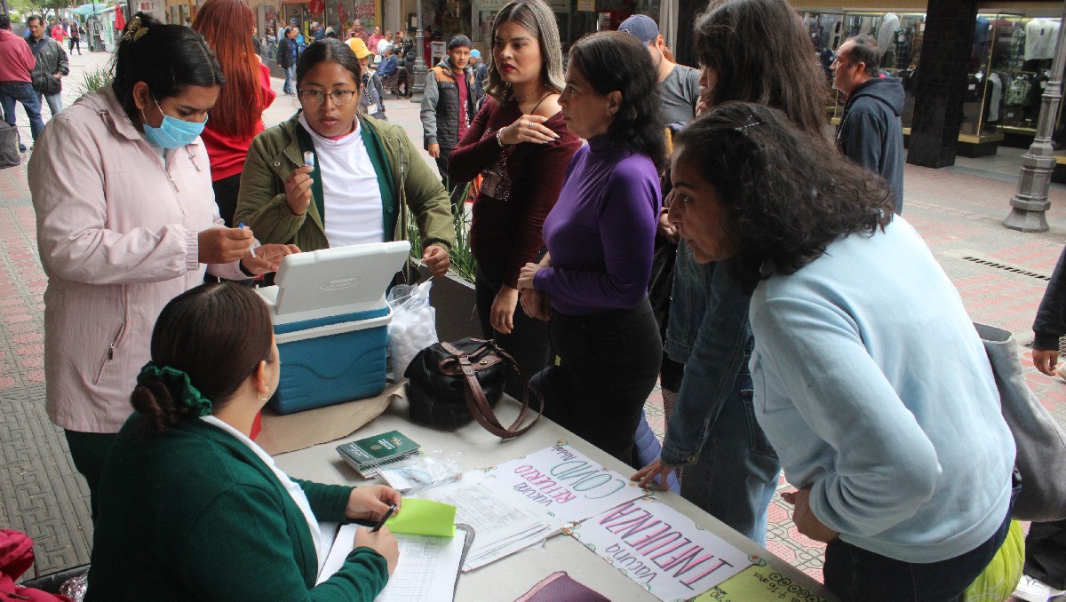 La mayoría de las personas buscan aplicarse inyecciones contra infecciones respiratorias. (Yazmín Sánchez)