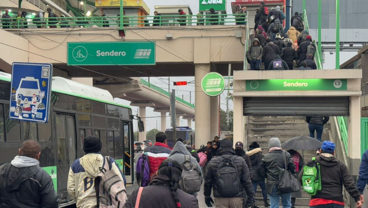 Usuarios se vieron afectados por la falla en la estación Sendero de la Línea 2 del Metro de Monterrey. Fabricio Gallegos