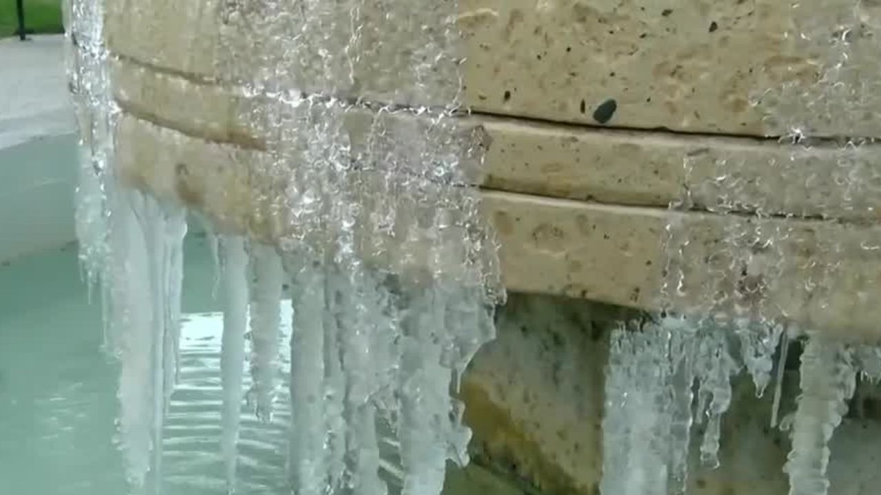 En Chihuahua, autoridades colocan sal en tramos carreteros para derretir nieve