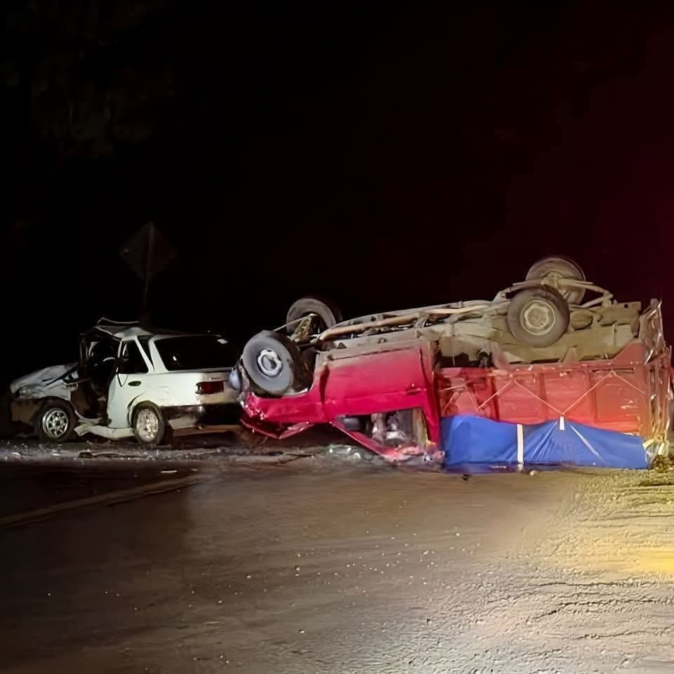 El impacto provocó la volcadura de una camioneta en la carretera México-Tuxpan