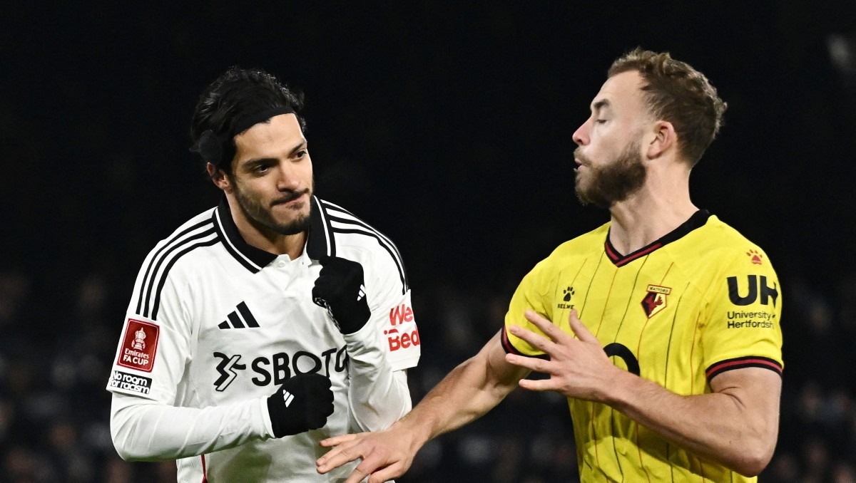 Raúl Jiménez anota con el Fulham en la victoria sobre ele Watford en la segunda ronda de la Carabao Cup (Reuters)