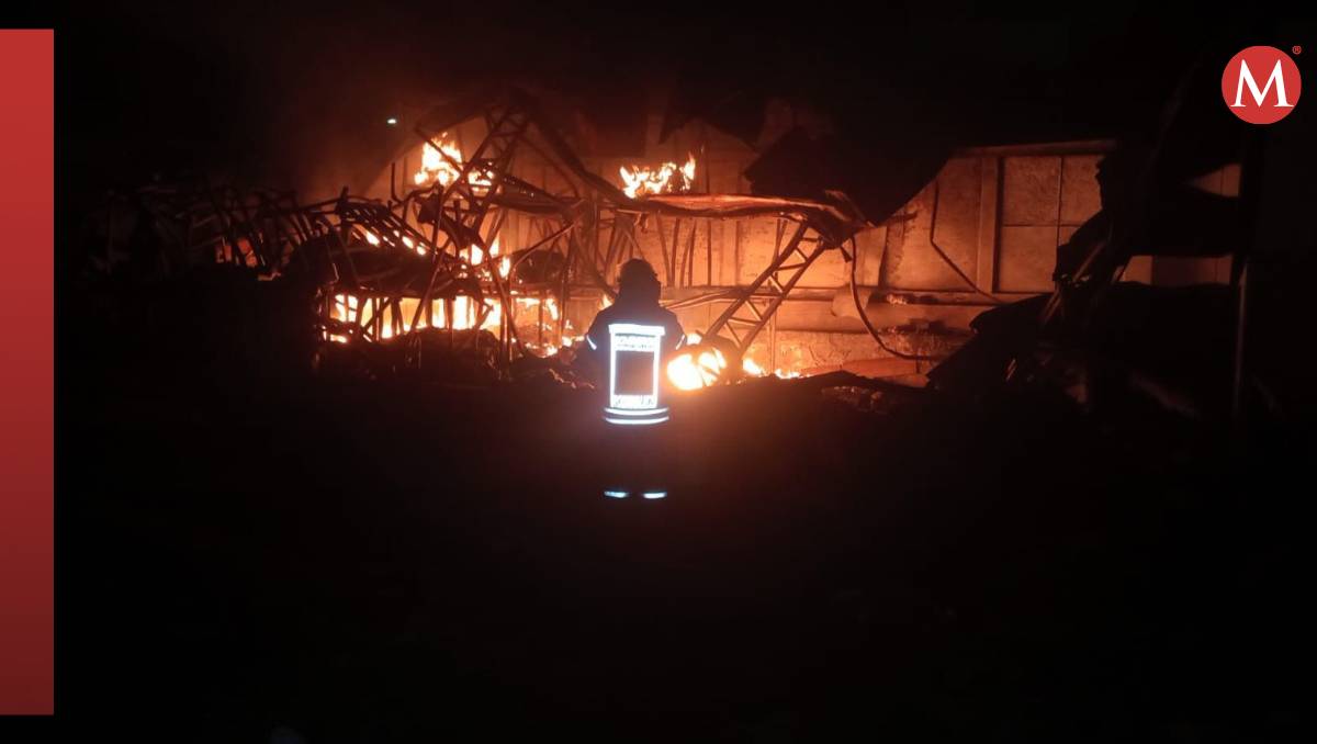 Sofocan incendio en bodega de cartón y textiles en Chimalhuacán. | Especial