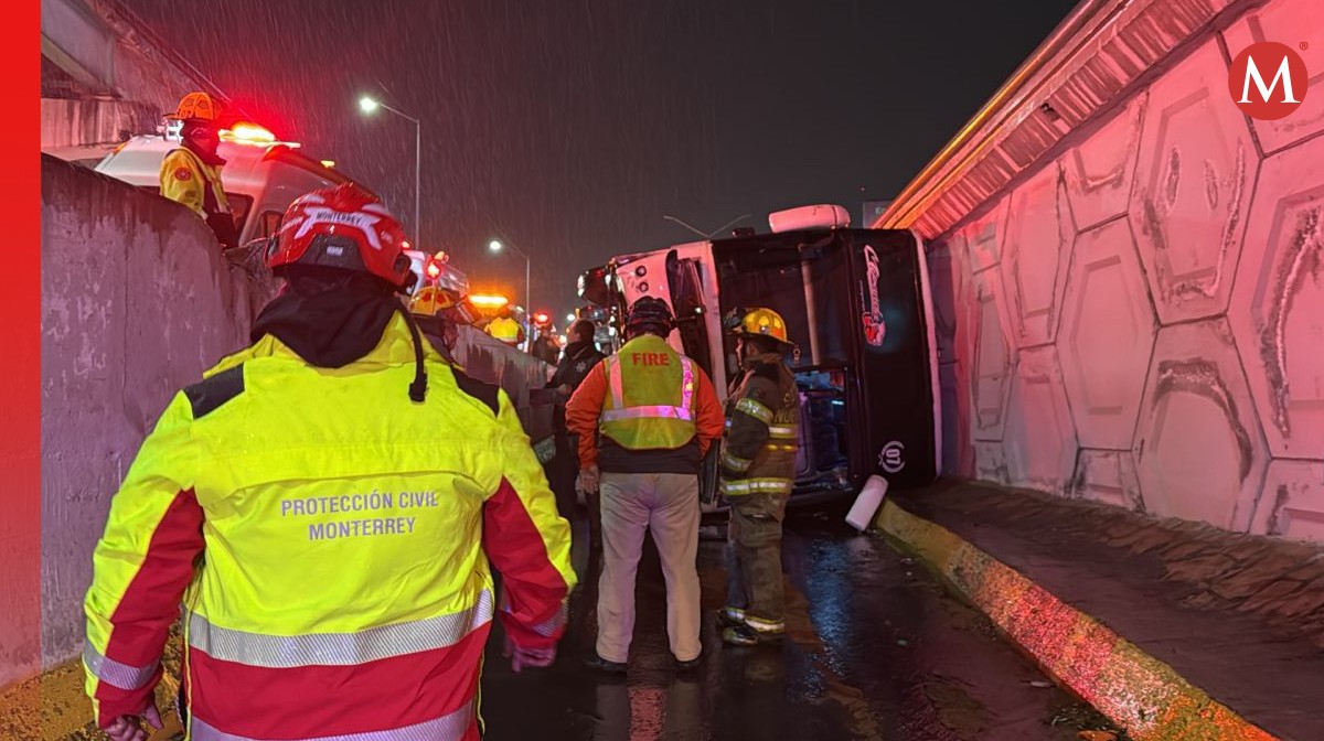 Vuelca camión de pasajeros en Monterrey. Foto: Especial